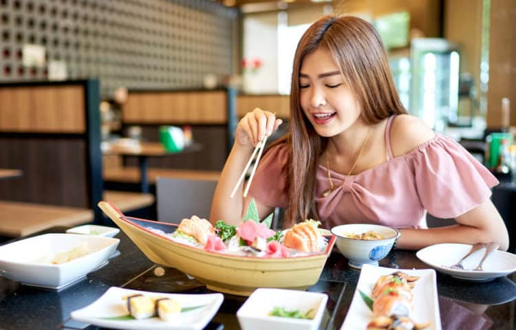 Hình ảnh Ngọc Trinh bị chụp lén gây thất vọng: ngực phẳng lì, vai trơ xương? - 12