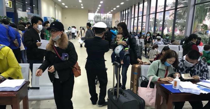 Đã có bao nhiêu người tiếp xúc gần với ca nhiễm Covid-19 đầu tiên ở Hà Nội? - 1