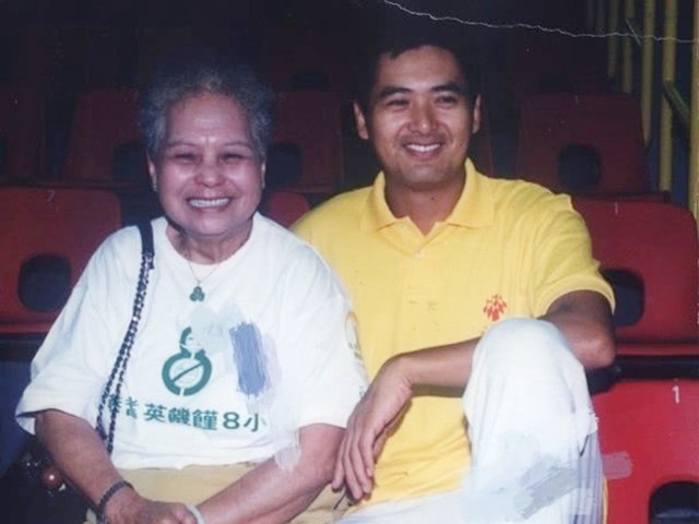 Đám tang mẹ thần bài Châu Nhuận Phát: Cả làng giải trí không ai đến dự