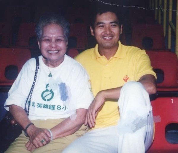 Đám tang mẹ amp;#34;thần bàiamp;#34; Châu Nhuận Phát: Cả làng giải trí không ai đến dự - 1