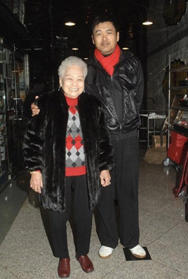 Đám tang mẹ amp;#34;thần bàiamp;#34; Châu Nhuận Phát: Cả làng giải trí không ai đến dự - 4