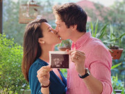 Bà bầu - Á hậu lấy chồng Tây vỡ òa hạnh phúc cho biết sẽ sinh quý tử đầu lòng