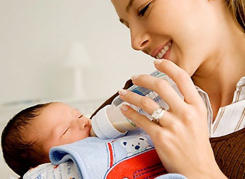 Trẻ sơ sinh hay vặn mình và ọc sữa, mẹ phải xử lý như thế nào? - 2
