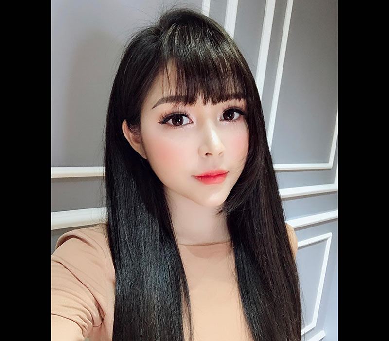 Mùa tóc đen nhánh cùng phần mái ngố lưa thưa Hàn Quốc càng giúp cô hack tuổi một cách đỉnh cao, trông Huyền như các hot girl 2K thế hệ mới. 
