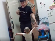 Clip Eva - Xúc động cảnh những em bé chỉ mới chập chững biết đi vui mừng ra đón bố mẹ