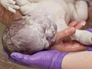 Bà bầu - Mẹ chồng khóc nức nở vì con dâu sinh con xấu xí, y tá nói bé hoàn toàn bình thường