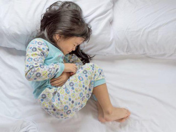 Trẻ đau bụng quanh rốn và nôn, cha mẹ nên làm gì?