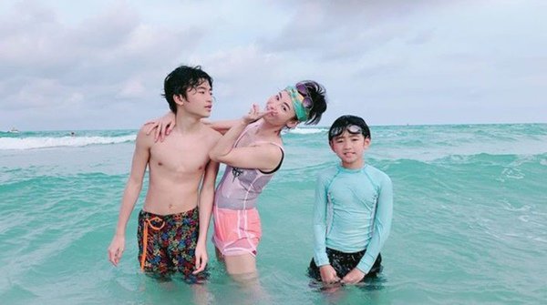 Mang theo 3 con đi du lịch, Trương Bá Chi bị tiếp viên đuổi khỏi máy bay - 3