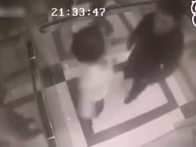 Clip Eva - Bị sàm sỡ trong thang máy, người phụ nữ ra đòn đánh gục kẻ biến thái