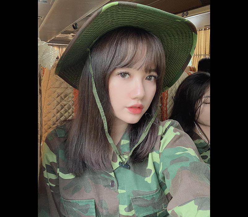 Cận ảnh gương mặt hoàn hảo không tỳ vết của hot girl quân sự, theo đó cô nàng này là Đặng Thái Thảo Nguyên, sinh năm 2000 và đang rất được yêu mến trên mạng xã hội.

