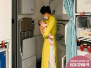Làm mẹ - Nữ tiếp viên trưởng xinh đẹp "dậy sóng" MXH nhờ khoảnh khắc bế em bé tránh dịch COVID-19