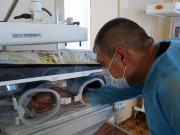 Bà bầu - Con dâu bầu 43 tuần mẹ chồng vẫn không cho mổ, bác sĩ giận dữ: "Bà có thương cháu không?"