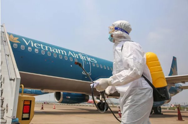 may bay vietnam airlines cat canh 2 tieng, nguoi nha cap bao con gai nghi nhiem covid-19 - 1