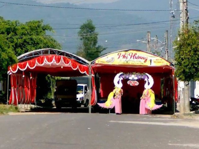 Thách thức thần chết, người dân vẫn dựng rạp đám cưới giữa đường