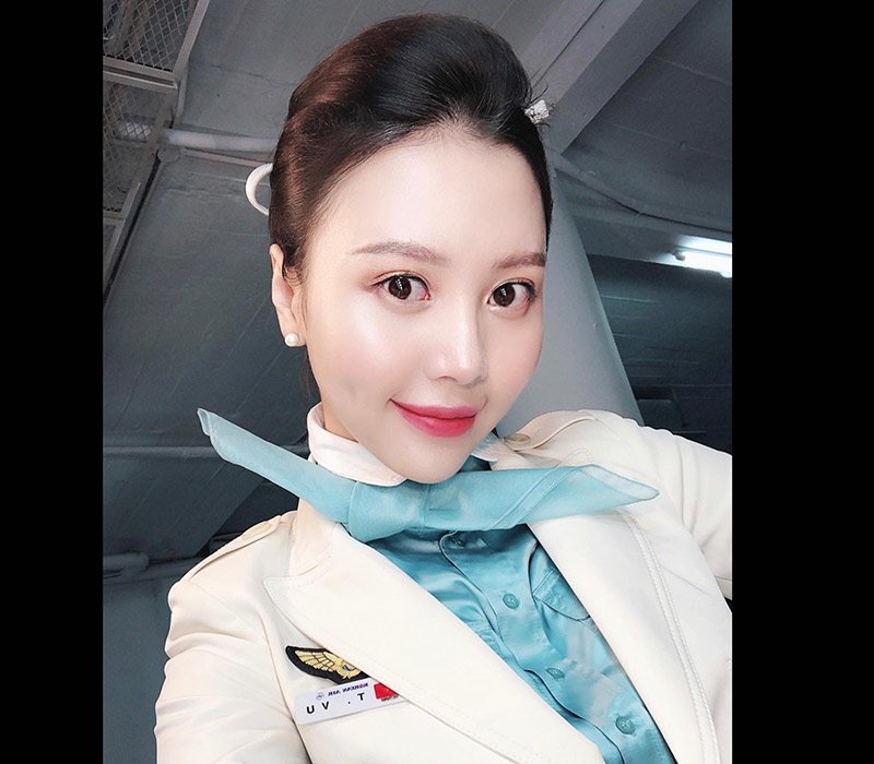 Ngọc Châm, nữ tiếp viên xinh đẹp nức danh tại Hà Thanh cô nàng đầu quân cho một hãng hàng không nước ngoài và được chú ý ngay lập tức vì nhan sắc ngọt ngào.
