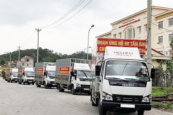 “Nữ đại gia chân đất” góp 50 tấn gạo phòng COVID-19: Đi chân đất quen rồi, đeo dép đau lắm - 2