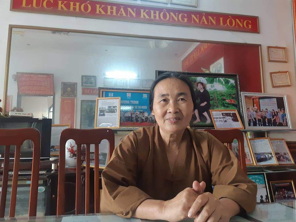 “nu dai gia chan dat” gop 50 tan gao phong covid-19: di chan dat quen roi, deo dep dau lam - 1