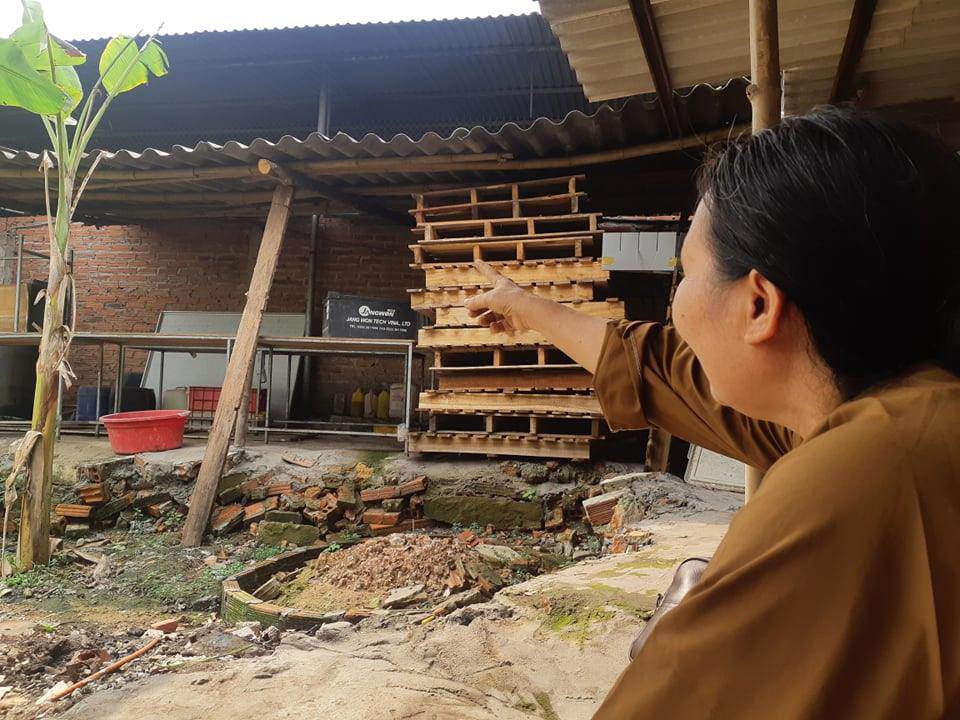 “Nữ đại gia chân đất” góp 50 tấn gạo phòng COVID-19: Đi chân đất quen rồi, đeo dép đau lắm - 4