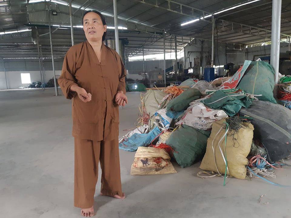 “Nữ đại gia chân đất” góp 50 tấn gạo phòng COVID-19: Đi chân đất quen rồi, đeo dép đau lắm - 3