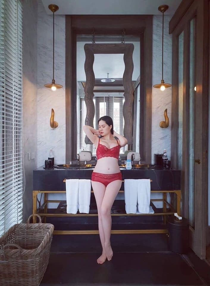 Ca sĩ Sài Gòn khoe ảnh bầu bán nude trong biệt thự 22 tỷ đại gia tặng - 5