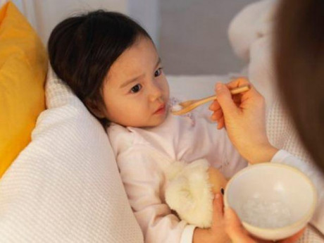 Trẻ bị viêm amidan sốt mấy ngày và cách hạ sốt do viêm amidan như thế nào?