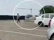 Clip Eva - Con trai quên cặp sách ở nhà, bố mẹ điều trực thăng tới thẳng sân trường đưa cho con