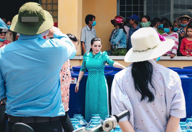 Phi Nhung đi cứu trợ, ra MV kêu gọi ủng hộ bà con miền Tây bị hạn mặn - 2