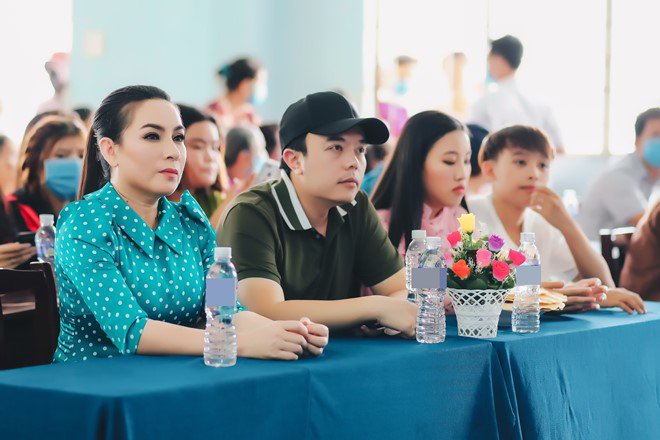 Phi Nhung đi cứu trợ, ra MV kêu gọi ủng hộ bà con miền Tây bị hạn mặn - 10