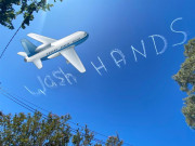 Clip Eva - Australia dùng máy bay vẽ chữ trên bầu trời, nhắc nhở người dân phòng dịch COVID-19