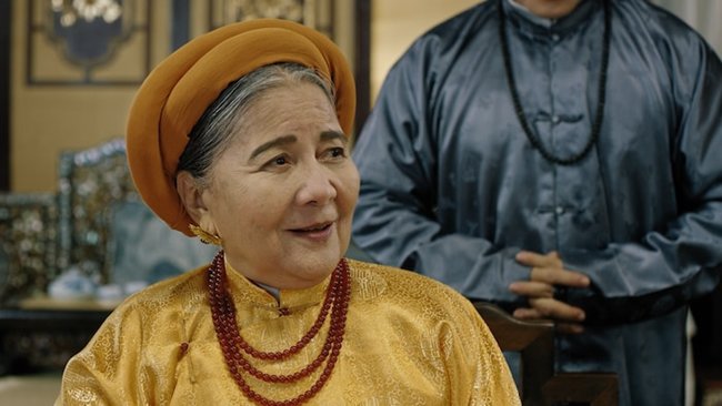 phuong khau: hoa hau khanh van lam "trum cuoi", khan gia ngo ngang vua lay tay lam vo? - 1