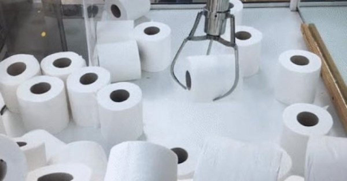 Giữa dịch Covid-19, trò chơi gắp thú bông thay bằng gắp giấy vệ sinh