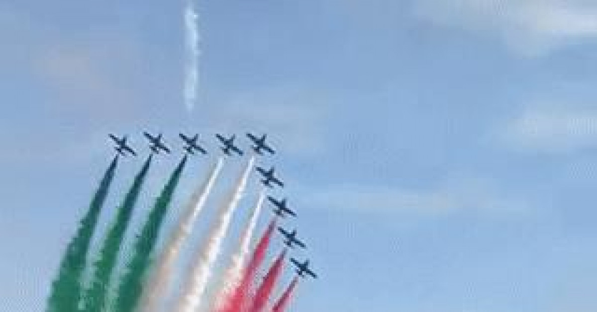 Clip Eva - Chiến cơ Italy trình diễn ngoạn mục, động viên tinh thần chống COVID-19