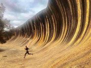 Xem ăn chơi - Dãy núi đá như làn sóng khổng lồ dâng cao ở Australia