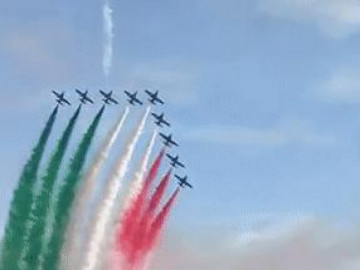 Chiến cơ Italy trình diễn ngoạn mục, động viên tinh thần chống COVID-19