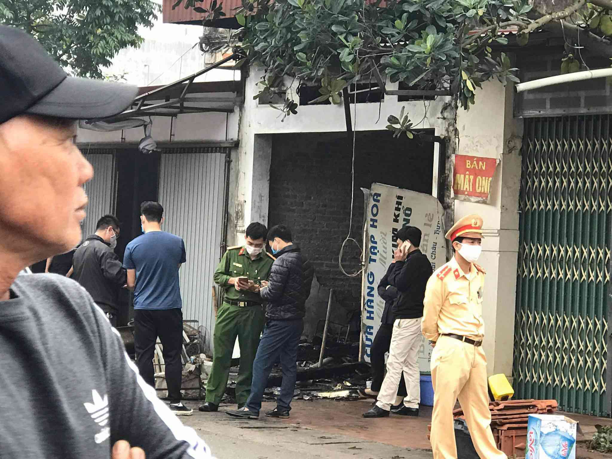 chay nha luc nua dem, 3 nguoi trong mot gia dinh tu vong - 1