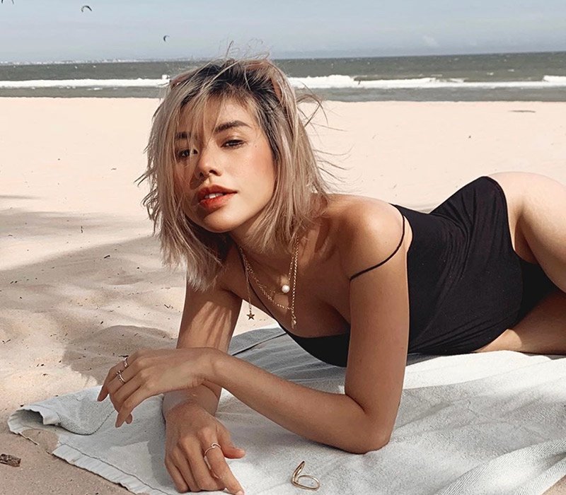 Gấu Zoan còn là cái tên nổi bật trong cộng đồng beauty blogger Việt. Cô gây ấn tượng với phong cách riêng không thể nhầm lẫn, đặc biệt là mái tóc biến hóa màu sắc, không ngại “chơi” với những tông màu “chói” nhất.
