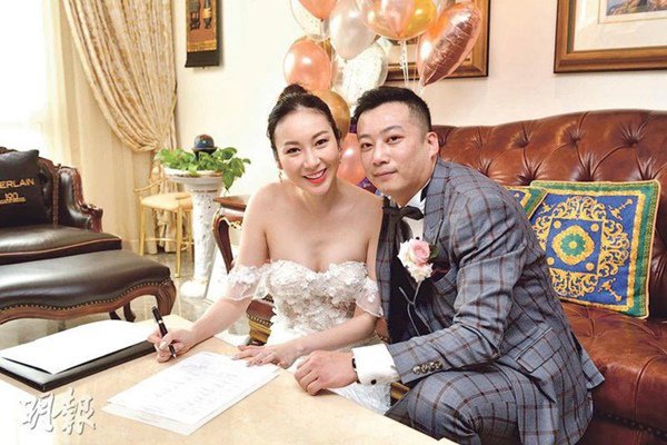 hon le "co 1 khong 2": co dau chu re cuoi online, bo me xem qua man hinh may tinh - 1