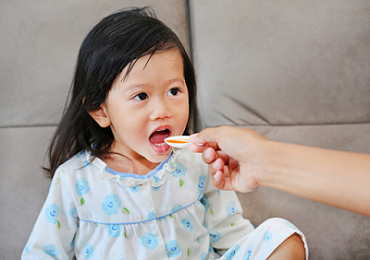 Cách hạ sốt cho trẻ bị viêm họng hiệu quả và an toàn nhất - 10