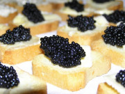 Xem ăn chơi - Trứng cá muối Caviar: Món ăn xa hoa chỉ dành cho nhà giàu, khi ăn phải dùng thìa vàng