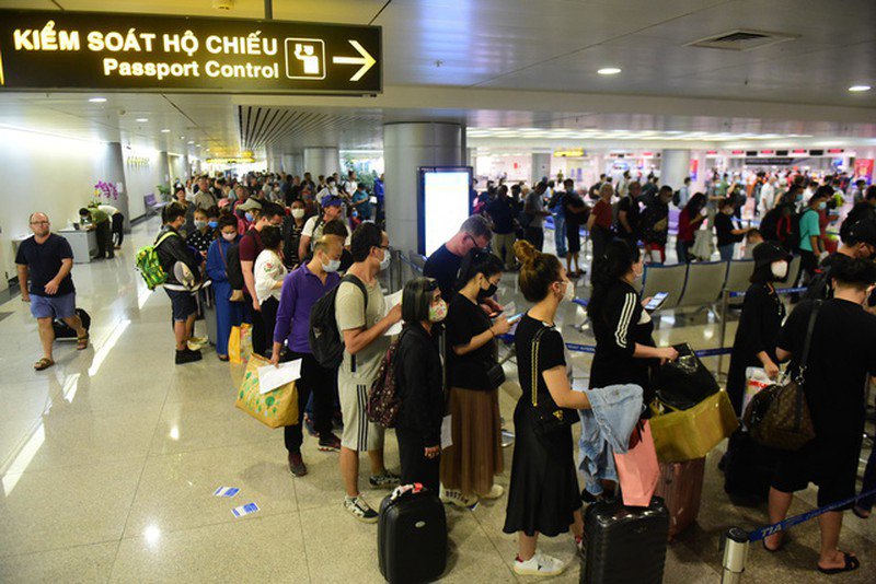 xac dinh 9 chuyen bay co nguoi mac covid-19, bo y te thong bao khan keu goi nguoi dan - 1