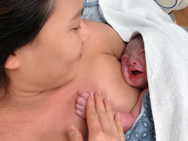 Thuý Diễm lộ bức ảnh duy nhất ngày bí mật hạ sinh con đầu lòng ở Mỹ 2 năm trước