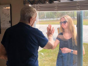 Tin tức - Ông cách ly trong viện dưỡng lão, hành động của cháu gái sắp lấy chồng khiến ai cũng cảm động