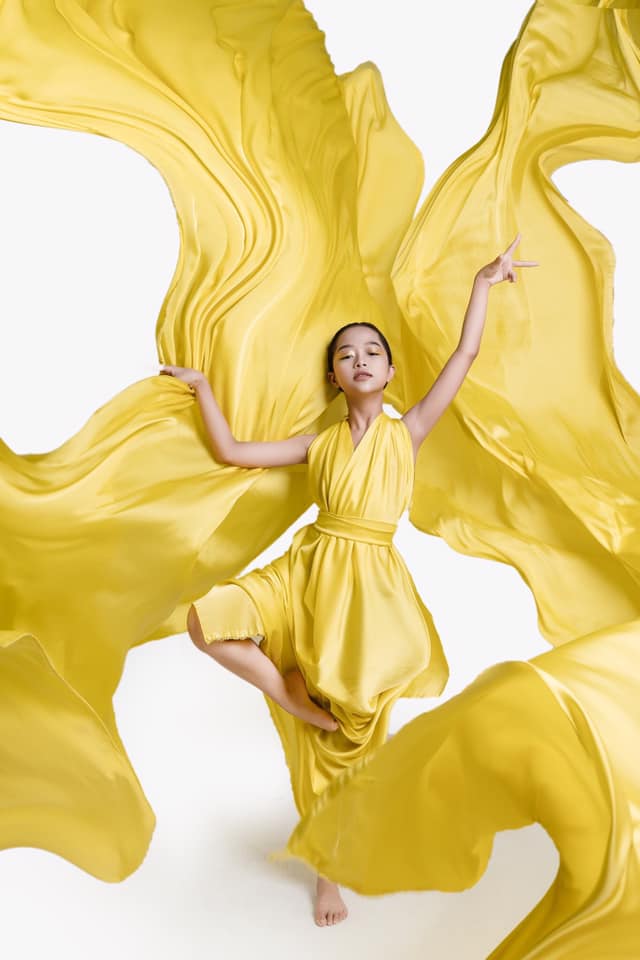 Bản sao H’hen Niê là siêu mẫu nhí đắt show nhất HN, tham gia nghệ thuật từ khi 3 tuổi - 12