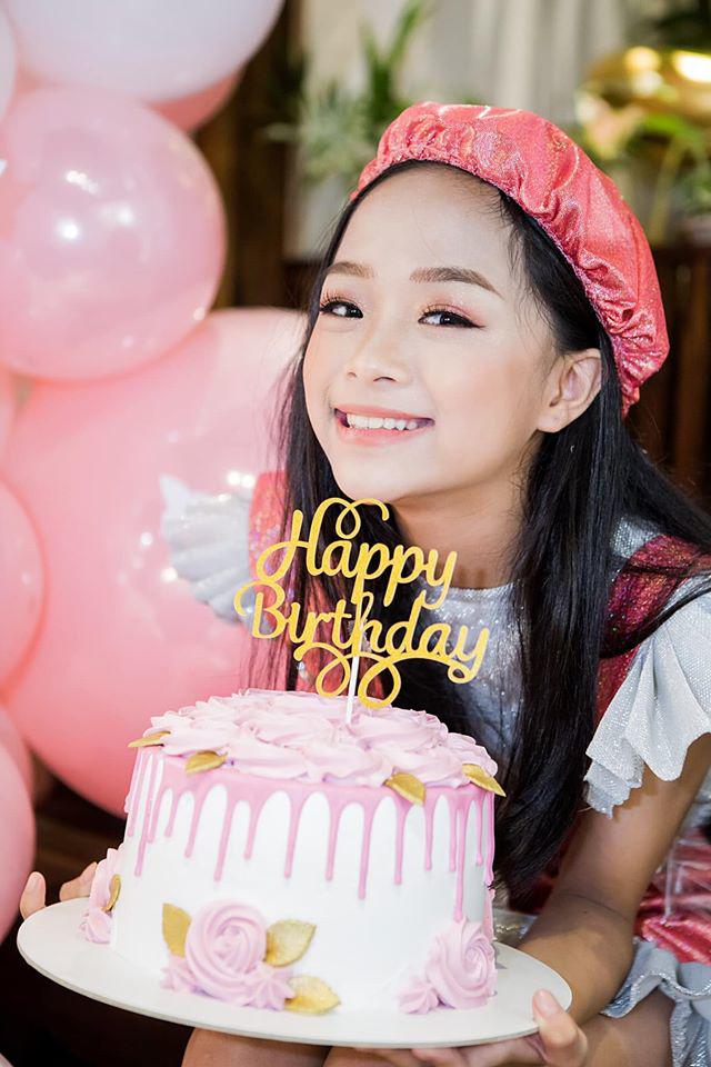 Bản sao H’hen Niê là siêu mẫu nhí đắt show nhất HN, tham gia nghệ thuật từ khi 3 tuổi - 11