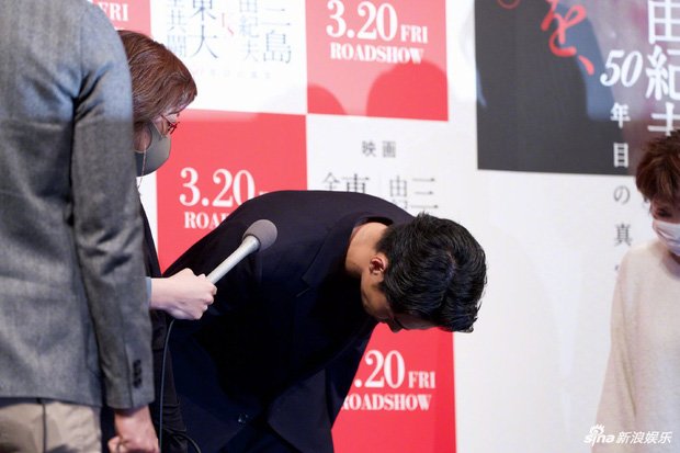 Ngôi sao 24/7: Ngoại tình với amp;#34;nàng thơ của Song Joong Kiamp;#34;, chồng trẻ cúi gập người xin lỗi vợ - 1