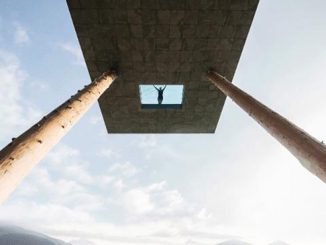 Xem ăn chơi - Video: Ngỡ ngàng bể bơi vô cực thách thức không gian ở Italy