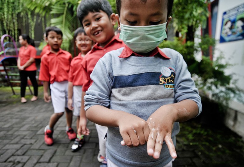 Học sinh mẫu giáo tại khu Sleman, Indonesia, đang được học cách rửa tay sao cho đúng và sạch nhất hôm 4/3.
