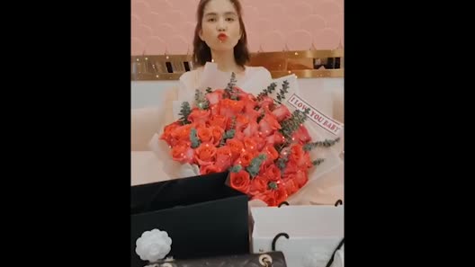 Diện váy gợi cảm, Ngọc Trinh bất cẩn để lộ miếng dán ngực kém tinh tế