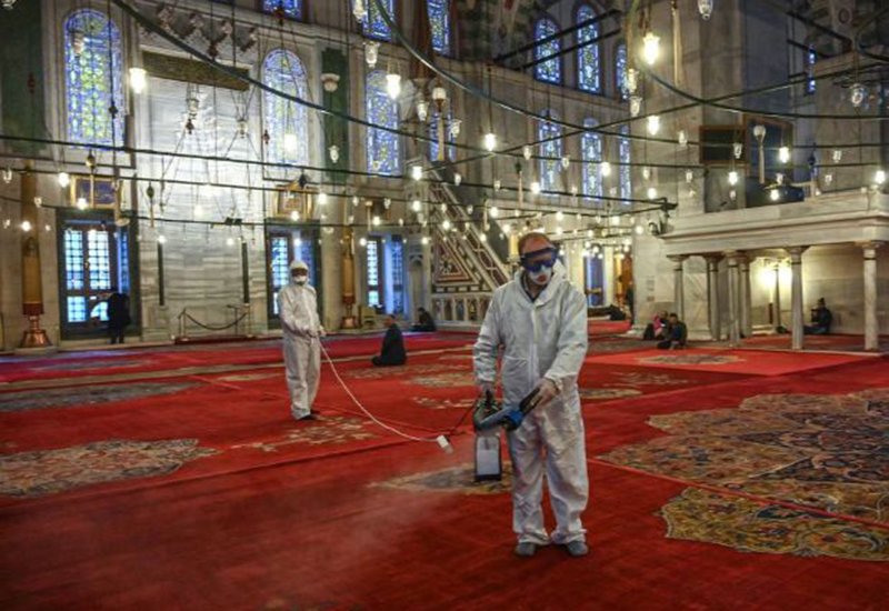 Nhân viên y tế khử trùng nhà thờ Hồi giáo Fatih ở Istanbul, Thổ Nhĩ Kỳ hôm 14/3 nhằm ngăn chặn sự lây lan của virus.
