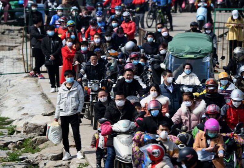Dòng người đeo khẩu trang đang chờ để đi qua sông Trường Giang, thuộc thành phố Cửu Giang, tỉnh Hồ Bắc, Trung Quốc. 
